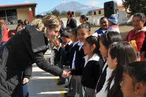 Trabajamos en escuelas dignas para Puebla: Ana Isabel Allende
