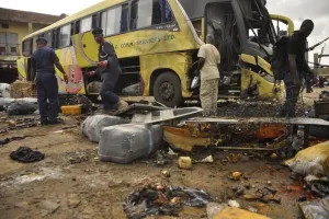 Bomba estalla en área de autobuses de Nigeria; mata a 5 personas