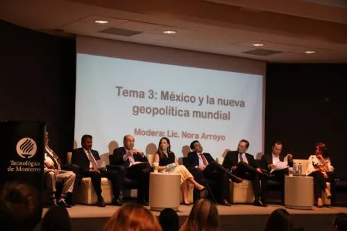 Estudiantes internacionalistas se reúnen con asesores en política de los presidenciales