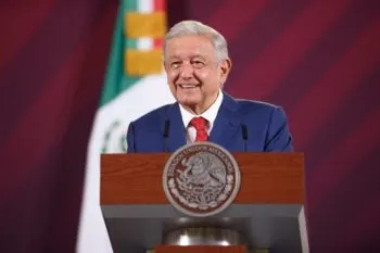 AMLO anuncia nuevo incremento al salario mínimo; 20% a partir del 1 de enero