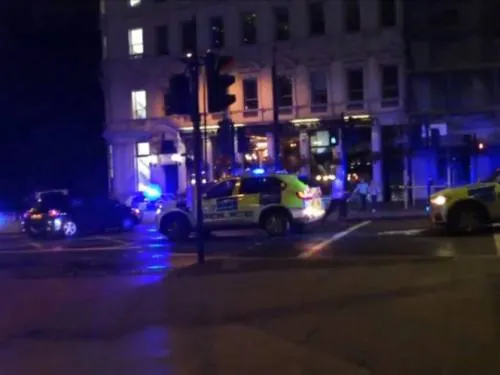 Camioneta embiste a varias personas en Londres; se habla de un atentado