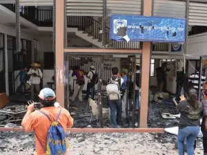 PAN y PRD se unen contra maestros que causaron destrozos