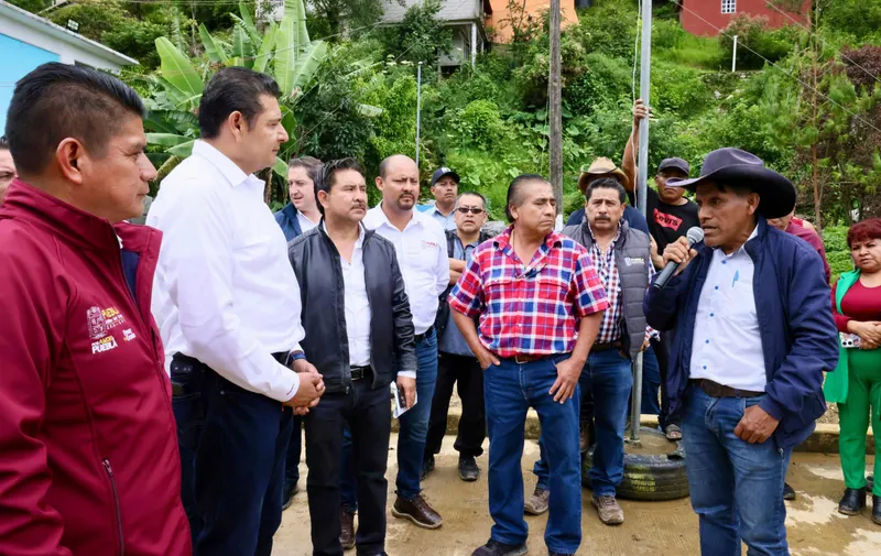 Alejandro Armenta recorrió Eloxochitlán para supervisar los deslaves y daños causados por el huracán Erick