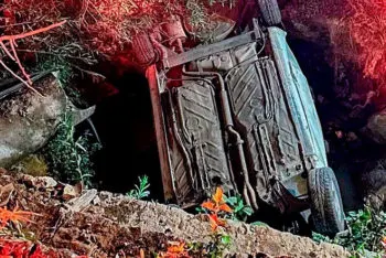 Auto cae a una barranca con una familia dentro en San Pablo Xochimehuacan