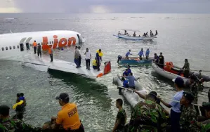Avión cae al mar en Indonesia; no se reportan muertos