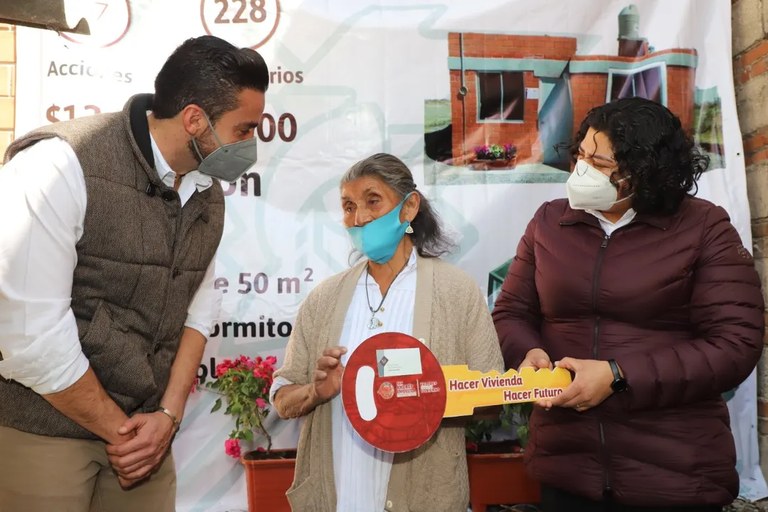 Karina Pérez Popoca encabeza la entrega de las acciones del programa “Hacer vivienda, hacer futuro”