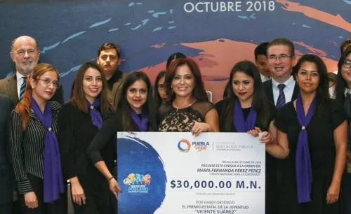 Entrega Dinorah López de Gali Premio Estatal de la Juventud