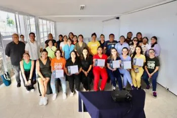 Recibe CMERI especialistas en rehabilitación de personas con discapacidad
