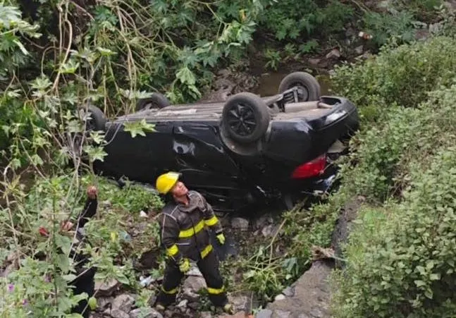 Volcadura en la vía Atlixcáyotl