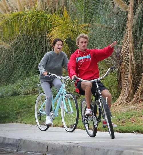 Finalmente: el beso que confirma el regreso de Selena Gomez y Justin Bieber