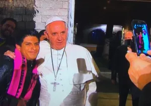 Papa se da tiempo de saludar a fieles en la Nunciatura