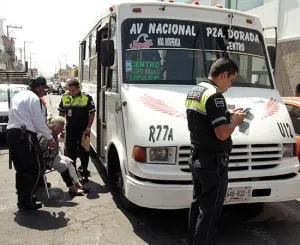 Ruta 77-A se queda sin frenos y se impacta con 2 vehículos