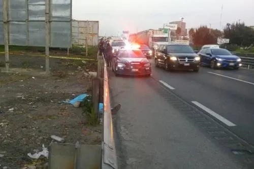 Encuentran cuerpo de hombre a un costado de la autopista Puebla-Orizaba