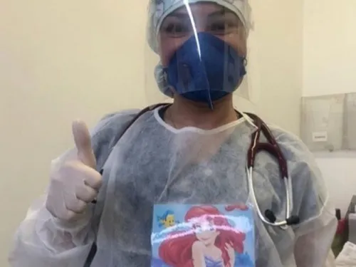 Pediatra pega foto de princesa en su traje para tranquilizar a niños