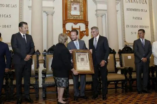 Tony Gali y Luis Banck entregan la Cédula Real a Michelle Bachelet
