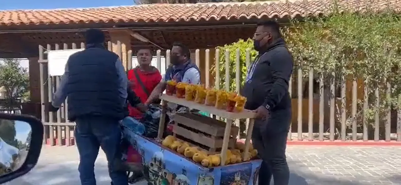 Quitan a vendedor ambulante