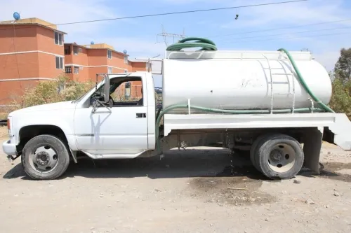 Policías “confunden” pipa de agua con una cargada de combustible robado, y le disparan