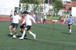 En San Pedro Cholula se promueve el deporte; edil juega futbol con policías