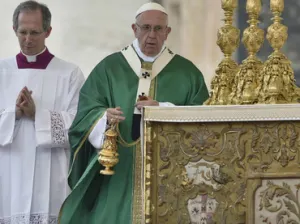 Papa pide a iglesias que abran siempre sus puertas a fieles