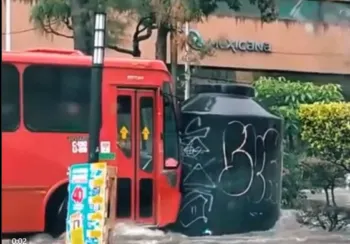 ¡México Mágico! Así fue el absurdo choque entre tinaco Rotoplas contra microbús