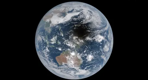 La NASA publica el vídeo de una siniestra sombra cruzando la Tierra (vídeo)