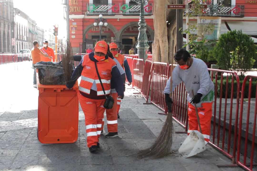 Servicio de Limpia municipal mantiene descacharrización en la ciudad de Puebla