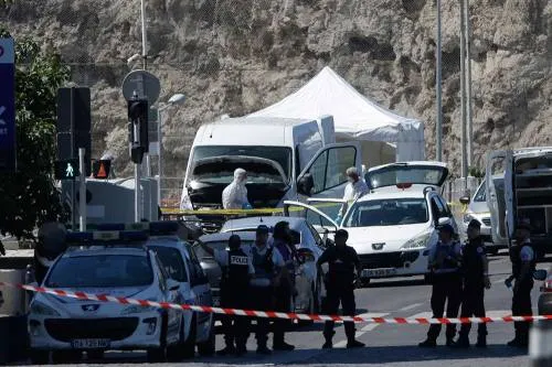 Hombre trastornado atropella a 2 mujeres en Francia; muere una