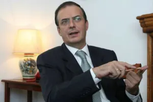Ebrard impugnará ante la SCJN retiro de su candidatura
