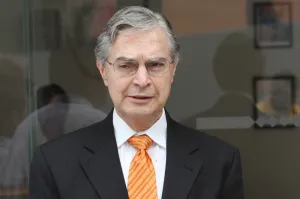 Candados a independientes, tontos e insultantes: Derbez