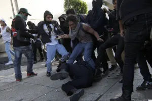 Reportan 32 policías heridos en marcha conmemorativa