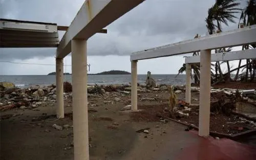 Huracán María continúa alejándose de la costa de EU