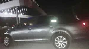 Policía  asegura a conductor de automóvil con reporte de robo