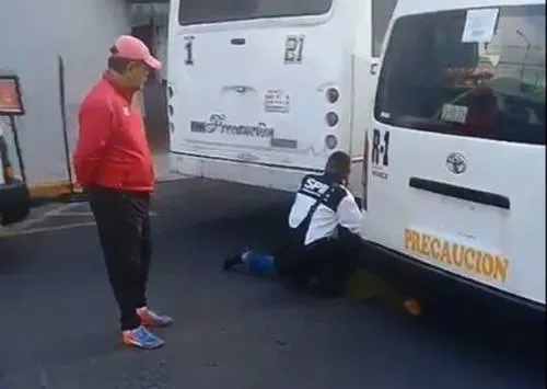 Mujer es atropellada por transporte público