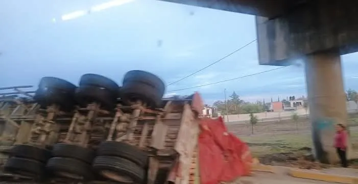 Tráiler vuelca en la Puebla–Tehuacán tras persecución; hay un lesionado