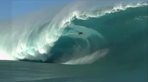 Surfista se salva de ?milagro? tras caer en ola gigante