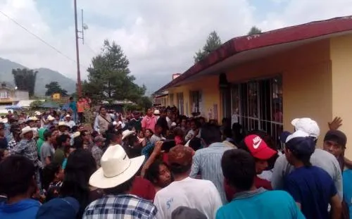 Pobladores detienen la votación en Chiconcuautla ante presuntas anomalías
