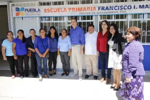 RMV rehabilita escuela y entrega mototractores en Izúcar