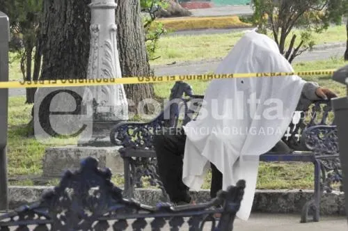 Hombre muere sentado en la banca de un parque