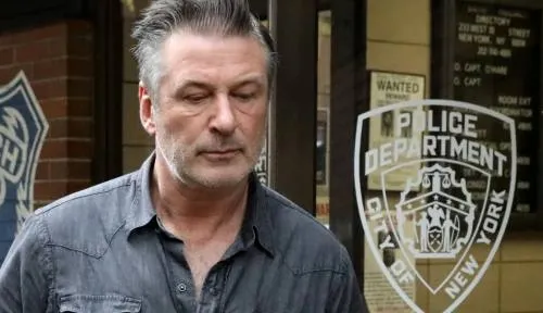 Liberan a Alec Baldwin tras ser arrestado por golpear a un hombre