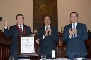 Otorga BUAP Doctorado Honoris Causa a Raúl Plascencia Villanueva