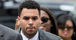 Siguen problemas legales para Chris Brown