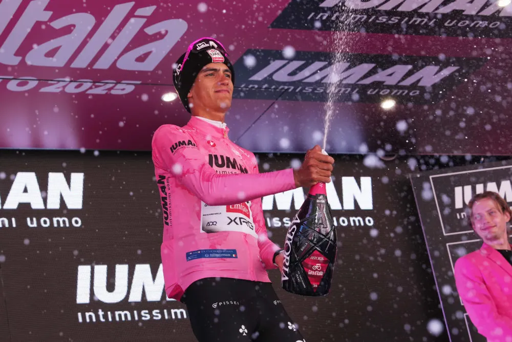 Isaac del Toro mantiene la maglia rosa y amplía ventaja en el Giro de Italia 2025
