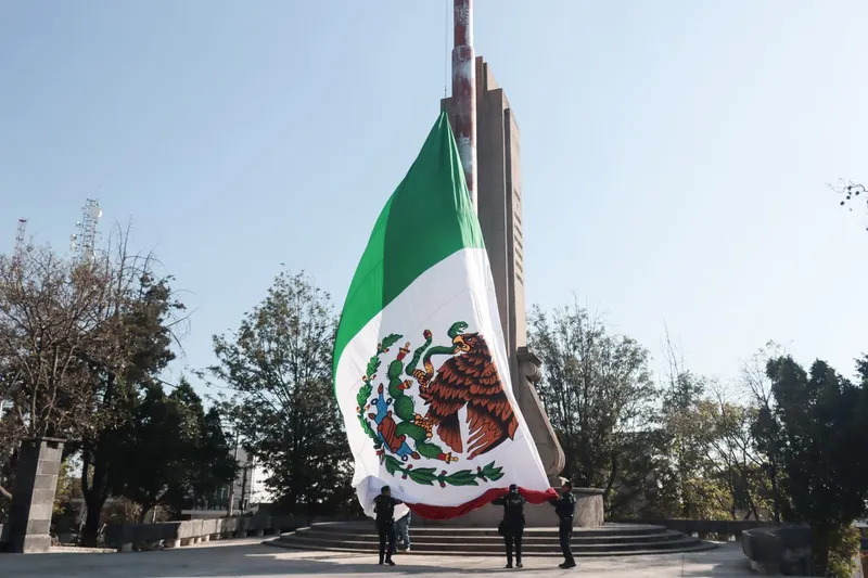 bandera-al-reves-cerro-de-la-paz