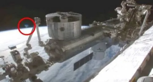 Un misterioso platillo volador aparece en trasmisión directa de la NASA