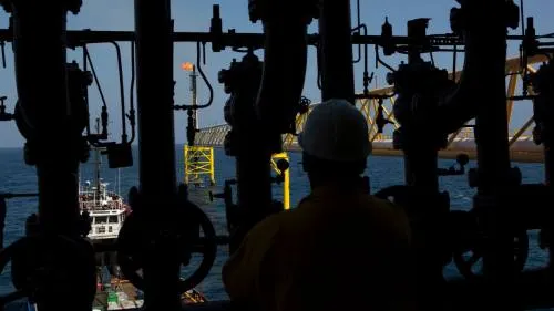 Pemex hará reestructura interna que elimina 375 plazas