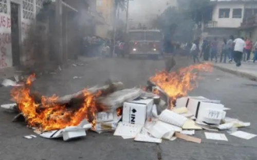 Inconformes queman consejos distritales en tres municipios de Puebla
