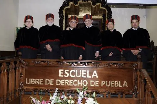 Reconoce la ELDP a maestro que obtuvo el grado académico de Doctor en Derecho con Mención Honorífica