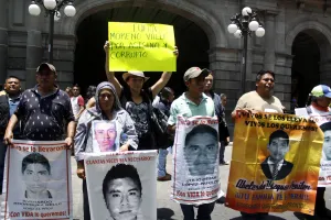 Se manifiestan en calles de Puebla por normalistas desaparecidos