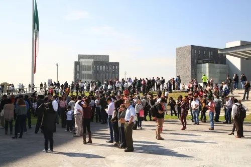 Por simulacro de sismo evacuan a personas de los tres edificios del CIS
