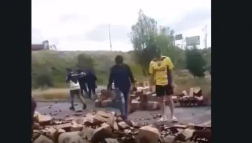 Vuelca camión cargado con cerveza  en el Periférico y la rapiña no se hace esperar
